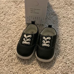 Wee squeak black tennis shoe